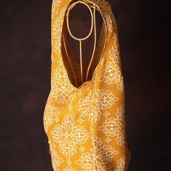 Sleeveless Blouse (S) - Picture 2 of 3